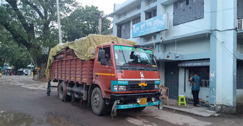 ছুটির দিনেও সচল হিলি স্থলবন্দর