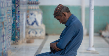 প্রস্রাবের চাপ নিয়ে নামাজ পড়ার বিধান