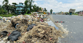ঢাকা-চট্টগ্রাম মহাসড়কে ময়লার স্তূপ, দুর্গন্ধে নাকাল পথচারীরা