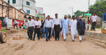 হিলি দিয়ে পণ্য রপ্তানি বন্ধের হুঁশিয়ারি, বেহাল সড়ক পরিদর্শনে ডিসি