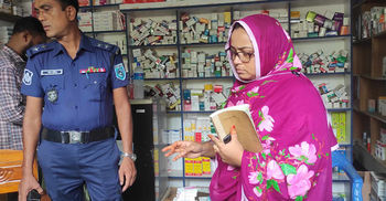 মেয়াদোত্তীর্ণ ওষুধ রাখায় তিন ফার্মেসি মালিকের জরিমানা