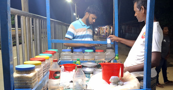 ট্রেন বন্ধ, মুড়িমাখা বিক্রেতা বকরের কপালে চিন্তার ভাঁজ