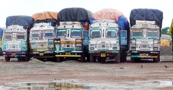 হিলিতে খালাসের অপেক্ষায় দুই হাজার মেট্রিক টন চাল