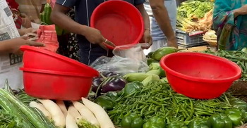 ছুটির দিনে সবজির বাজারে ভিড়, আমদানি সংকটে বাড়তি দাম পণ্যের