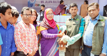 স্কুল মাঠে পড়েছিল অসুস্থ ঈগল, উদ্ধারের পর বন বিভাগে হস্তান্তর