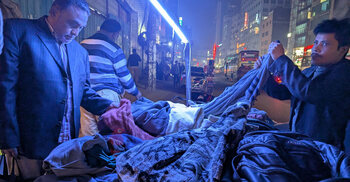 ফুটপাতে শীতের কাপড়ের বিক্রি বেশি, দামও চড়া