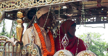 শেষ কর্মদিবসে ঘোড়ার গাড়িতে চড়িয়ে প্রধান শিক্ষককে বিদায়