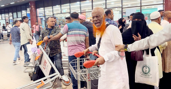 শাহজালাল বিমানবন্দরে ট্রলি নিয়ে চরম বিশৃঙ্খলা