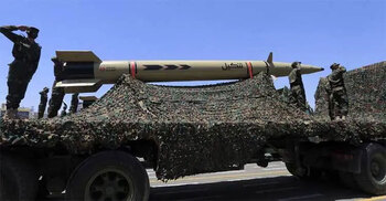 ইয়েমেন উপকূলে জাহাজে ক্ষেপণাস্ত্র হামলার পর আগুন