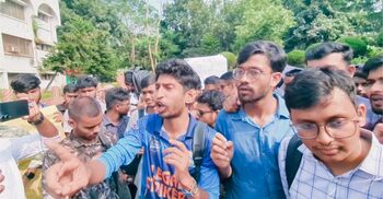 শিক্ষক-কর্মকর্তা বরখাস্তে উত্তেজনা বাড়ছে ক্যাম্পাসে