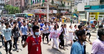 মতিঝিলে পুলিশ-শিক্ষার্থী সংঘর্ষ চলছে