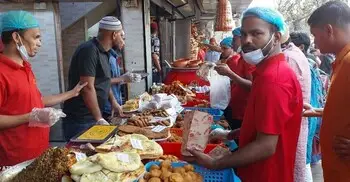 ফুটপাতের ইফতারিতেও নামিদামি ব্র্যান্ড 