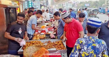 বাহারি আয়োজনে সরগরম ফেনীর ইফতার বাজার, দুপুর থেকেই ক্রেতাদের ভিড়