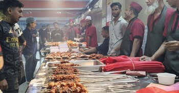 অফিস পাড়ায় বাহারি ইফতার, সাধ নিচ্ছেন সব ধরনের ক্রেতা