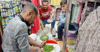 ‘পরিবারের সঙ্গে সুযোগ হয় না, মালিক-কর্মচারী একসঙ্গে ইফতার করি’