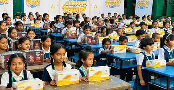 ২০০ অসহায় শিশুকে ইফতার সামগ্রী দিলো ‘ওয়ান্ডার কেক’