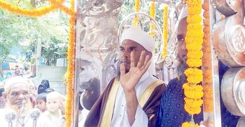 ২৮ বছর ইমামতির পর রাজকীয় বিদায়