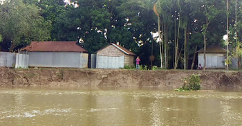 ঘাঘটের তীব্র ভাঙনের মুখে বিদ্যালয়, রক্ষার দাবি এলাকাবাসীর