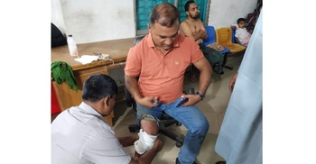 বগুড়ায় মদ্যপ যুবকের ককটেল হামলায় দুই পুলিশ আহত