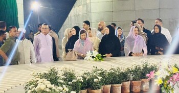 শবে বরাতের রাতে জিয়াউর রহমান-খালেদা জিয়ার কবরে পরিবারের শ্রদ্ধা