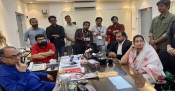 চায়ের দাওয়াতে মির্জা আব্বাসের বাসায় ট্রাক মার্কার মেঘনা আলম