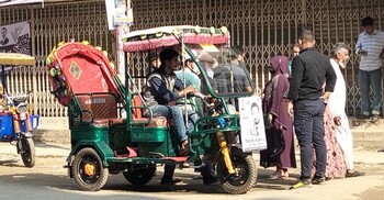 প্রার্থীদের সমর্থক দিচ্ছেন ভোটারদের রিকশা সুবিধা