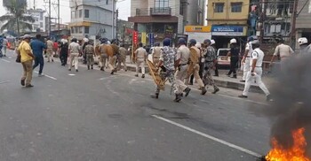 আদিবাসী নির্যাতনের প্রতিবাদে হঠাৎ রণক্ষেত্র শিলিগুড়ি