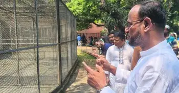 চিড়িয়াখানায় প্রকৃত অবস্থা দেখতে টিকিট কেটে প্রবেশ প্রতিমন্ত্রী টুকুর