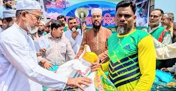 রাজধানীতে আগুনে ক্ষতিগ্রস্তদের মধ্যে জামায়াতের খাদ্য-বস্ত্র বিতরণ