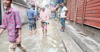 ভোরের বৃষ্টিতে রাতেও নামেনি সড়কের পানি, দুর্ভোগে বাসিন্দারা