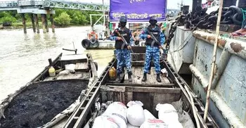 পতেঙ্গায় চোরাই কয়লা-গমের ভুসিসহ দুটি কাঠের বোট জব্দ