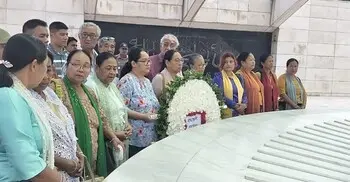 জিয়াউর রহমান ও খালেদা জিয়ার কবরে বোমাং রাজপরিবারের শ্রদ্ধা