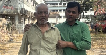 খুঁড়িয়ে খুঁড়িয়ে এসে ভোট দিলেন ৮০ বছরের বীরেন্দ্র