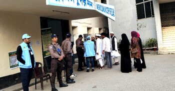 কেন্দ্রে দায়িত্ব বুঝে নিচ্ছেন পোলিং এজেন্টরা