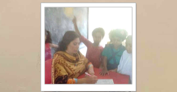 ক্লাসরুমে বিছানা পেতে ঘুমান শিক্ষিকা, বাতাস করে শিক্ষার্থীরা