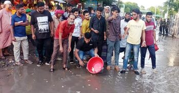 সড়কে কই মাছ ছেড়ে প্রতিবাদ