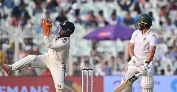 কলকাতা টেস্টের দ্বিতীয় দিনেই ১৫ উইকেটের পতন