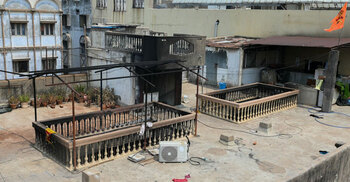 8 children among 17 of a family die in India fire