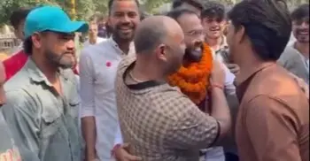 ধর্ষণ মামলায় অভিযুক্তকে ফুলের মালা দিয়ে সংবর্ধনা