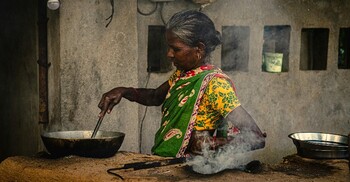 পশ্চিমবঙ্গে গ্যাস সংকটে খাদ্যাভ্যাস বদলে ফেলছে মানুষ, ব্যবসাতেও ধস