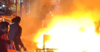 কলকাতায় তৃণমূল-বিজেপি সমর্থকদের হাতাহাতি, সভামঞ্চে আগুন