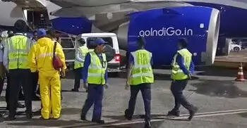 কলকাতা আন্তর্জাতিক বিমানবন্দরে দাঁড়িয়ে থাকা বিমানে গাড়ির ধাক্কা