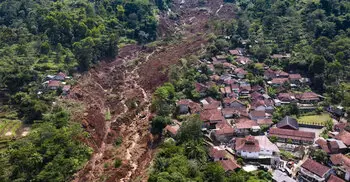 ইন্দোনেশিয়ায় ভূমিধসে ৮২ জন নিখোঁজ