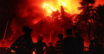 ইন্দোনেশিয়ায় প্রাদেশিক পরিষদ ভবনে বিক্ষোভকারীদের আগুন, নিহত ৩