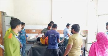 সার নেওয়াকে কেন্দ্র করে যুবককে কুপিয়ে জখম