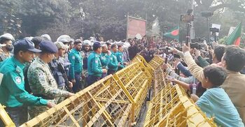 Police obstruct Inqilab Moncho’s procession towards Home Ministry