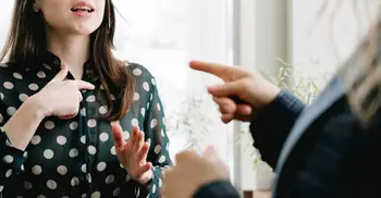 অন্যের কথার মাঝে কথা বলা কি কোনো রোগ