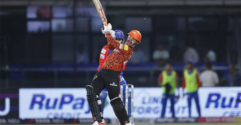 আবারও হায়দরাবাদের ব্যাটিং তাণ্ডব: ৫ ওভারেই ১০০