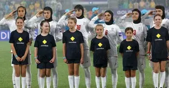 এবার জাতীয় সঙ্গীত গেয়ে স্যালুট দিলেন ইরানের নারী ফুটবলাররা