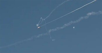 মধ্য ইসরায়েলে আঘাত হানলো ইরানের ক্ষেপণাস্ত্র